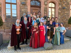 Essemble der Theatergruppe auf der Treppe zum Amtsgericht fotografiert