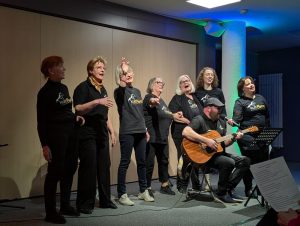 Ensemble des Theatervereins kultBurG interpretiert ein Musikstück