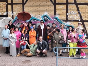 Essemble von Linie 1 im Kostüm vor dem Alzenauer Hauptbahnhof