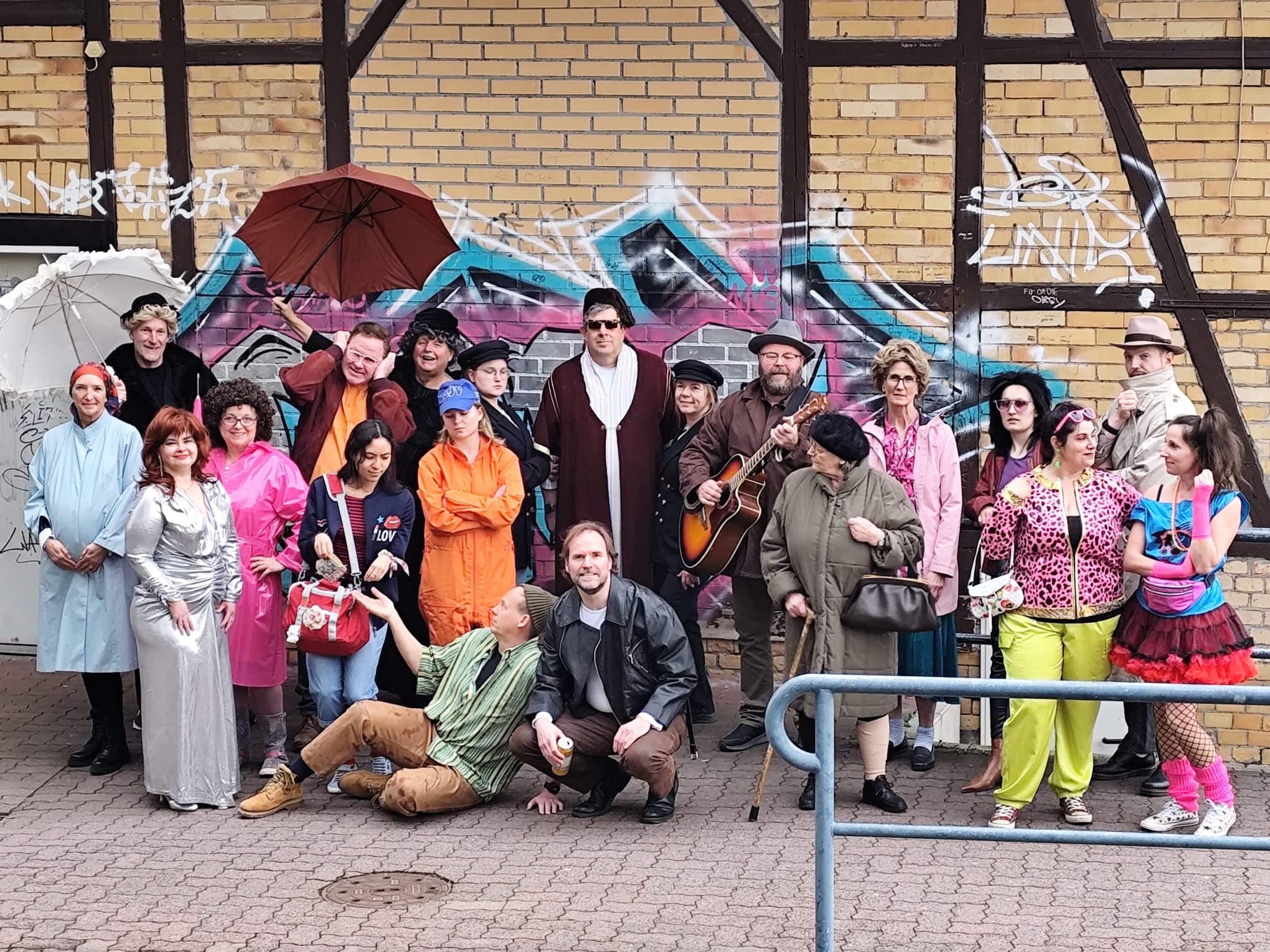 Essemble von Linie 1 im Kostüm vor dem Alzenauer Hauptbahnhof